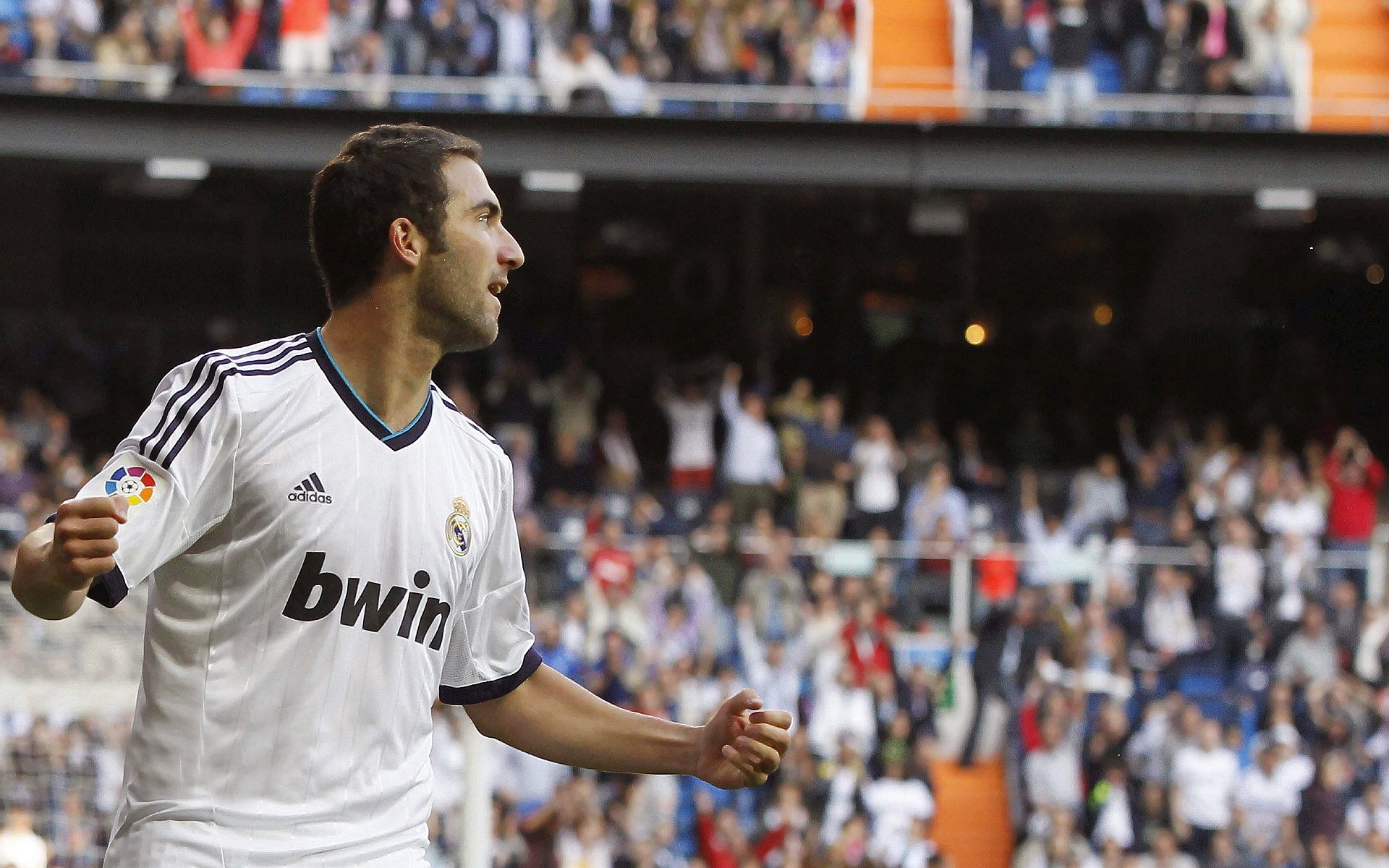 赛道上的颠覆，佩雷兹驾阿斯顿马丁统治全场，传奇之战完胜法拉利